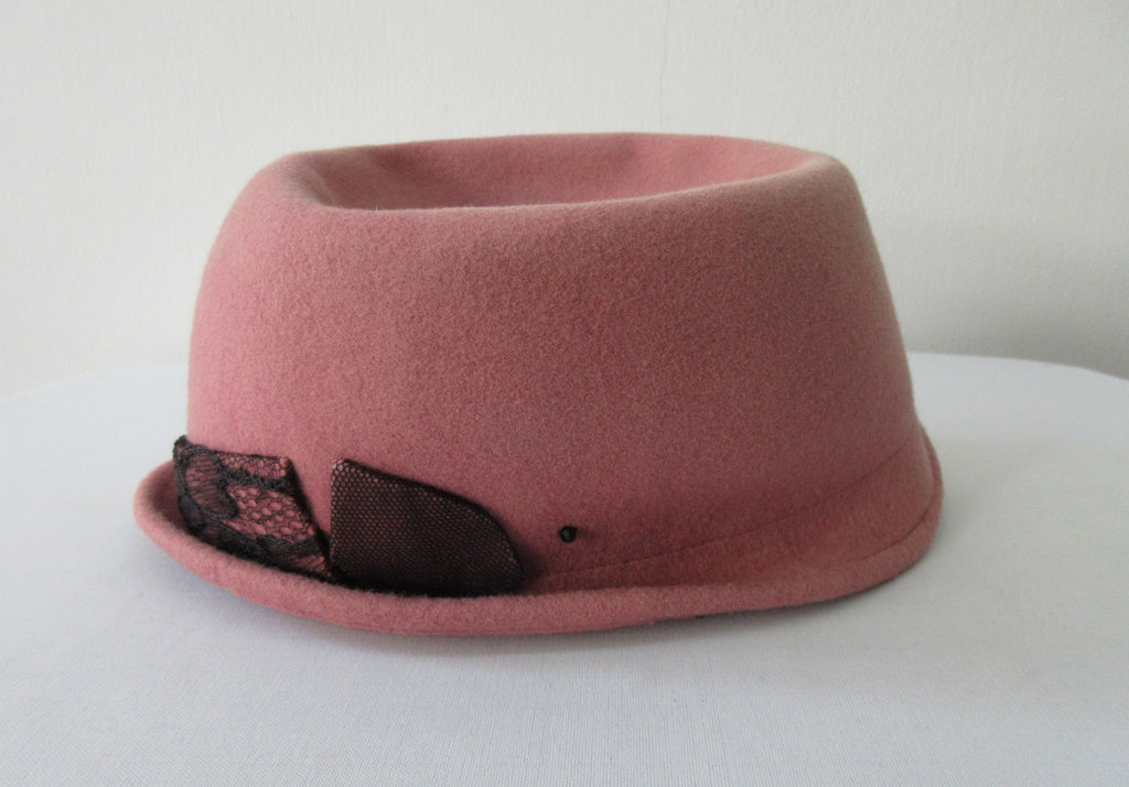 Olka Dusty Rose Hat with lace & mesh trim design. Size unknown. Inside circumfrence 59cm. Length 27cm. Width 20cm. Height 11.5cm back, 10.5cm front. 26g approximate wight. 100% Wool. Made in Canada
