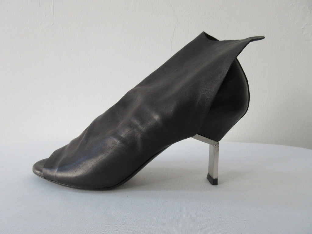 Vic Matie Top Covered Open Toe Shoe. Product Number: Vic Matie 1N6996D.NB2N20101 San/Tro Magritte 101 Black. 4cm Metal Heel. 100% Leather, Made in Italy